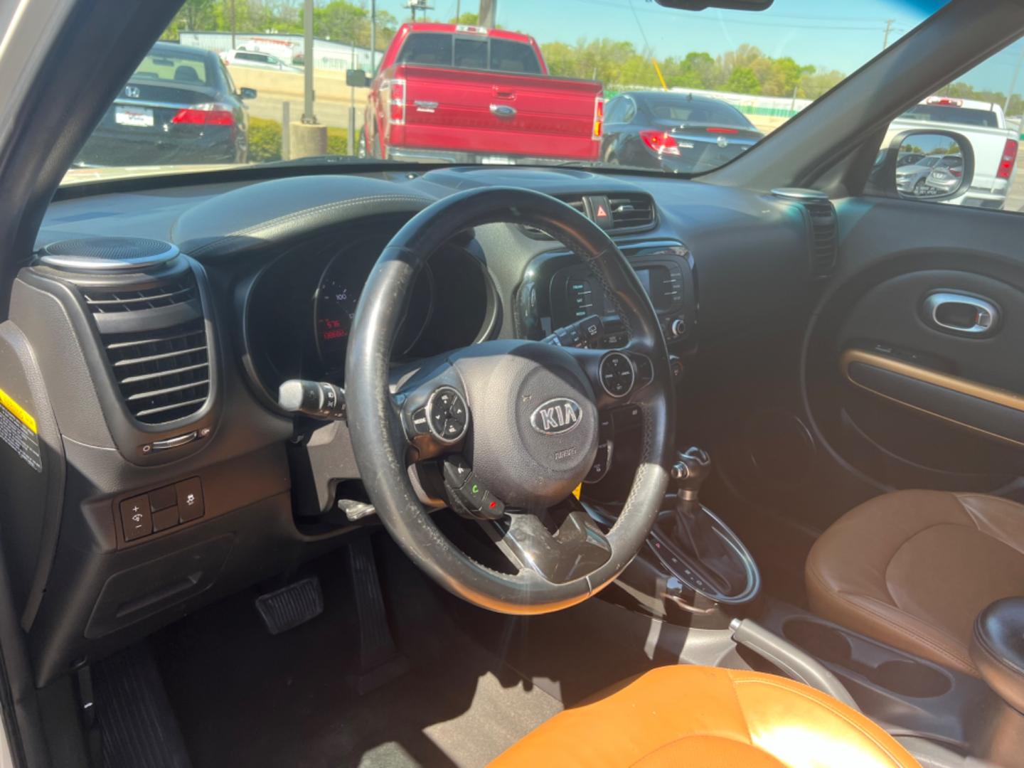 2015 WHITE Kia Soul ! (KNDJX3A59F7) with an 2.0L L4 DOHC 16V engine, 6-Speed Automatic transmission, located at 420 I-35E, Lancaster, TX, 75146, (469) 297-4144, 32.593929, -96.823685 - Photo#1